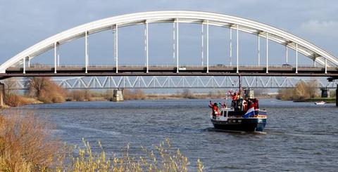 Sinterklaas nadert de haven van Hedel